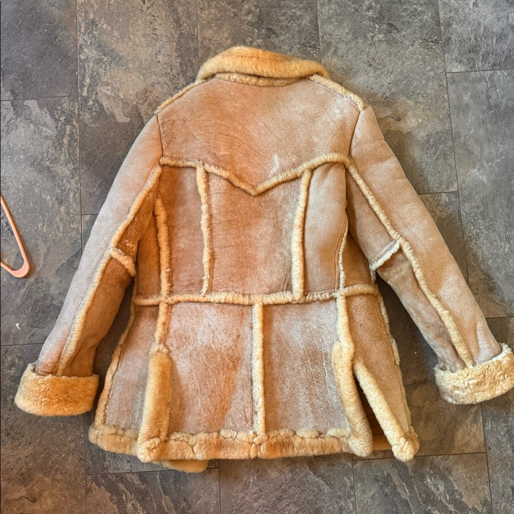 Stunning vintage shearling jacket in pristine condition! No tears, or defects